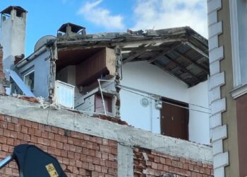 Avcılar'da yıkım sırasında bitişikteki apartman zarar gördü: Binamızın duvarı yok