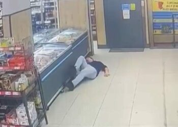 Küçükçekmece’de kendilerinden şüphelenen market çalışanına yumruk atıp kaçtılar