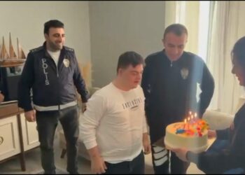 Çekmeköy’de Down sendromlu Melik’e polislerden sürpriz doğum günü