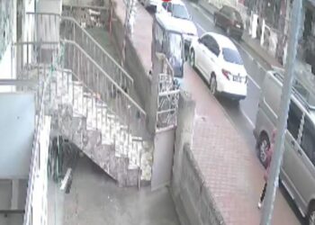 Otomobil park halindeki araca çarpıp takla attı: 2 yaralı