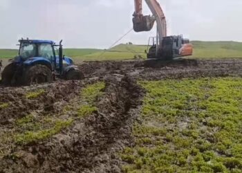 Tarlada çamura saplanan traktörler 3 gün sonra kurtarıldı