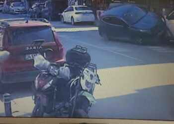 Küçükçekmece’de park halindeki cipe çarpan otomobil takla attı