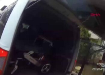 Yağışta evine dönmekte zorlanan engelli kadının yardımına zabıta ekipleri koştu