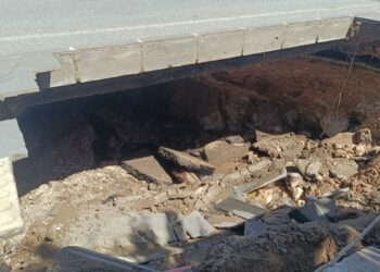 Siirt’te kaldırım çöktü; yol trafiğe kapatıldı