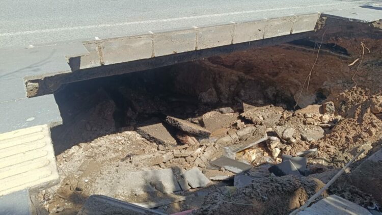 Siirt’te kaldırım çöktü; yol trafiğe kapatıldı