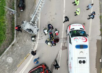 Dereye uçan kamyonetin sürücüsü yaralandı; kaza kamerada