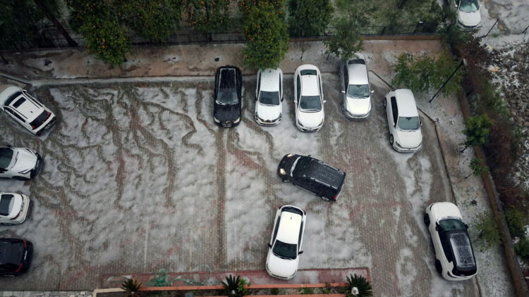 Adana’da sağanak ve dolu yağışı; cadde ve sokaklar beyaza büründü