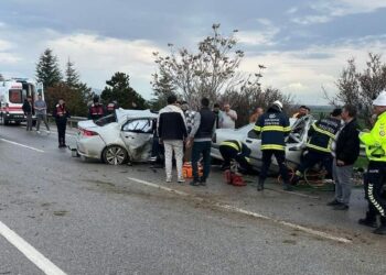 Eskişehir’de otomobil karşı şeride geçip başka otomobile çarptı; 4 ölü, 2 yaralı