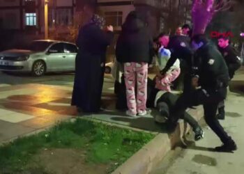 'Yan bakma' kavgası; 2 kardeş ile anneleri yaralandı