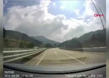 Minibüsüyle ters yönde ilerleyip trafiği tehlikeye attığı anlar kamerada