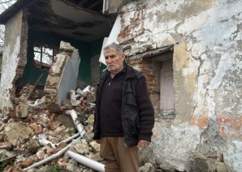 İnşaat alanındaki toprak kayması nedeniyle evi yıkıldı; eşiyle birlikte çocuklarının yanına sığındı