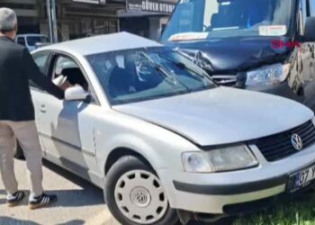 Tur minibüsüyle otomobil çarpıştı: 2 yaralı