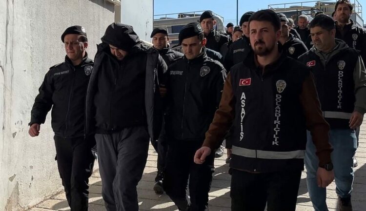 Akademisyen, meslektaşlarını ve esnafı sahte evrakla 521 milyon TL dolandırdı; 12 gözaltı