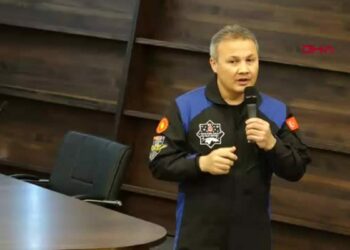 Alper Gezeravcı, Eskişehir'de üniversitelilerle bir araya geldi