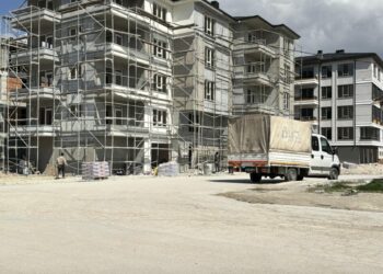 Kütahya’da iskeleden düşen 2 işçi yaralandı