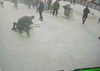 Fatih'te iki kardeşin abisine sopalı saldırısı kamerada
