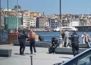 Fatih’te büfeden aldığı döner bıçağıyla kendisini yaraladı