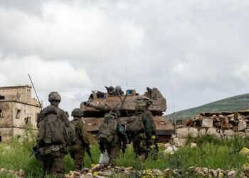 İsrail ordusu, Lübnan'da Hizbullah'a ait bina ve altyapıları imha ettiğini açıkladı