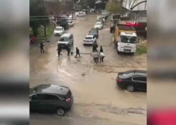 Mardin’de sağanak nedeniyle cadde ve sokaklar göle döndü