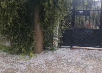Osmaniye'de sağanak ve dolu yağışı; cadde ve sokaklar beyaza büründü