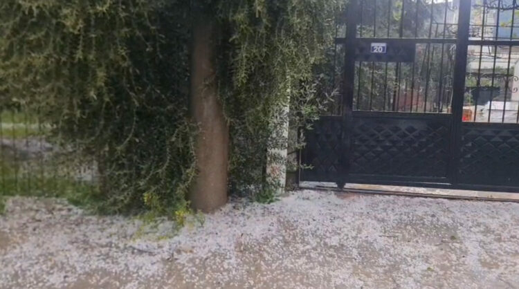 Osmaniye'de sağanak ve dolu yağışı; cadde ve sokaklar beyaza büründü