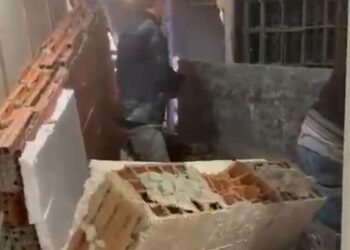 Zeytinburnu'nda inşaatta yapılan beton dökme işlemi sırasında yandaki binanın duvarı çöktü