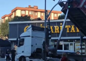 Pendik'te caddede yük boşaltan hafriyat kamyonunun dorsesi trafik ışıklarına çarptı