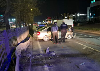 Otomobil refüjdeki bariyerlere çarptı: 2 yaralı