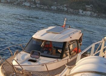 Sarıyer'de sürüklenen ve içinde 2 kişi bulunan tekne kurtarıldı