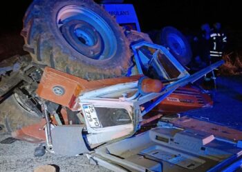 Ambulans traktöre arkadan çarptı: 4 yaralı