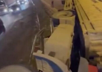 Tuzla TEM Otoyolu'nda TIR devrildi; trafik yoğunluğu oluştu
