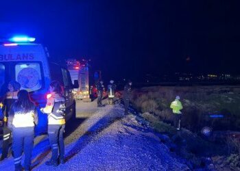 Otomobil takla attı, içindekiler kaçtı