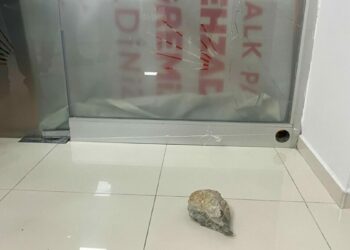 Şehzadeler CHP İlçe Başkanlığı binasına taşlı saldırı