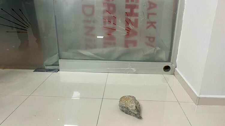 Şehzadeler CHP İlçe Başkanlığı binasına taşlı saldırı