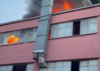Başakşehir'de geri dönüşüm tesisinde çıkan yangın söndürüldü