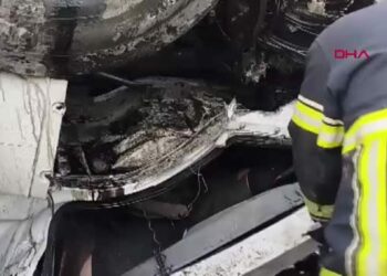 Diyarbakır’da briket yüklü TIR devrildi