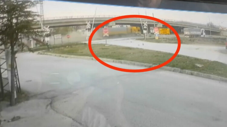TIR’ın çarptığı otomobilin sürücüsü öldü; kaza kamerada