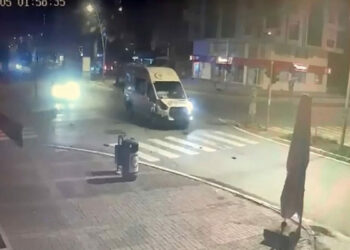 Ambulansla minibüs çarpıştı: 2 yaralı