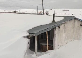 Havalar ısındı, Bülbülan Yaylası'nda kışın kara gömülen evler ortaya çıktı
