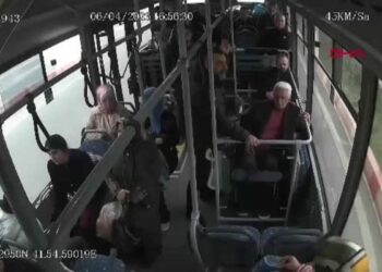 Belediye otobüsünde fenalaşan yolcuyu şoför hastaneye yetiştirdi; o anlar kamerada