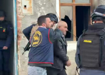 2 evi ateşe verdi, gelen jandarma ekiplerine saatlerce direndi
