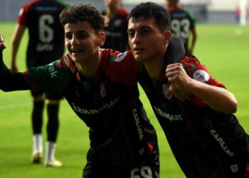 Karşıyaka'da Berat'a Fransız kancası