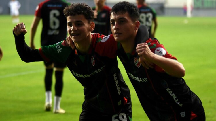 Karşıyaka'da Berat'a Fransız kancası