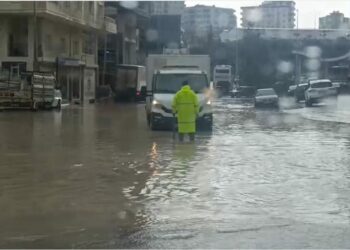 Mardin’de yarım saatlik sağanakta cadde ve sokaklar göle döndü