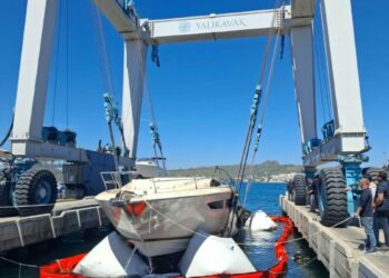 Bodrum'da marinadaki yangında batan 7 motoryatın enkazı kaldırılıyor