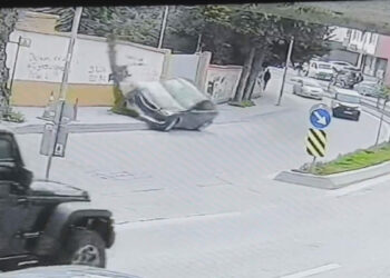 Arnavutköy'de sürücüsünün hakimiyetini kaybettiği otomobil takla attı; kaza kamerada