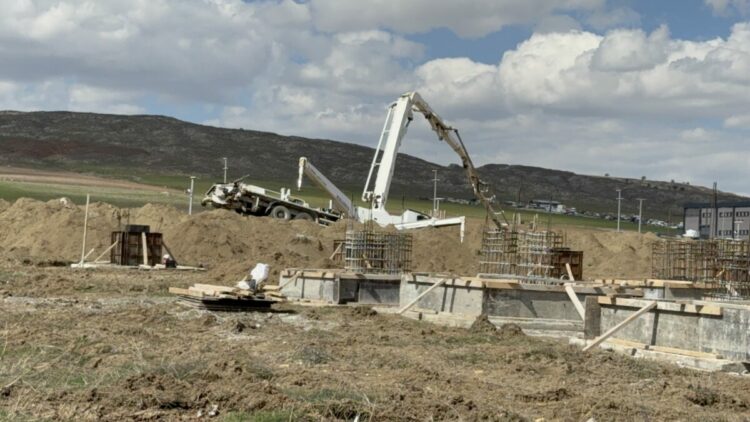 Beton kalıbına düşen inşaat işçisi öldü