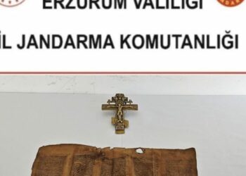 Erzurum’da Orta Çağ dönemine ait parşömen ile bronz haç ele geçirildi