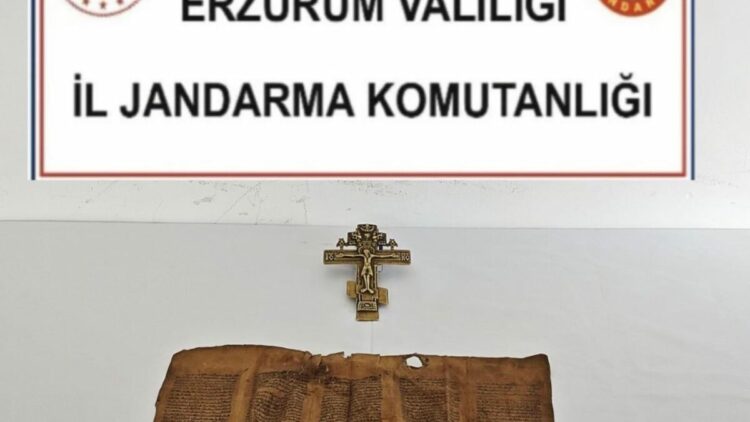 Erzurum’da Orta Çağ dönemine ait parşömen ile bronz haç ele geçirildi
