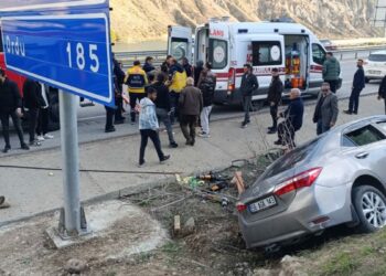 Sivas'ta otomobil şarampole devrildi: 3 yaralı